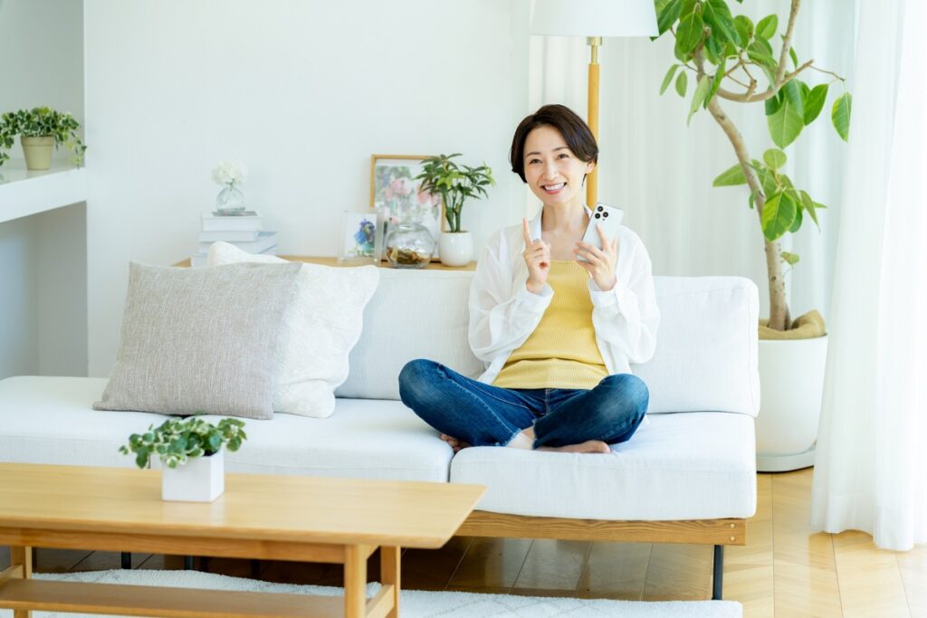 スマホでやりとりをしている女性の写真